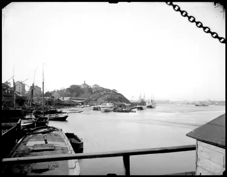 Erstaklippan, sett från Södra varvet, höstbild