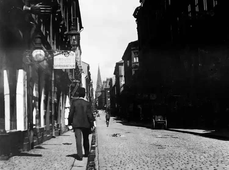 Malmskillnadsgatan 9 norrut. Johannes kyrkas torn i fonden.