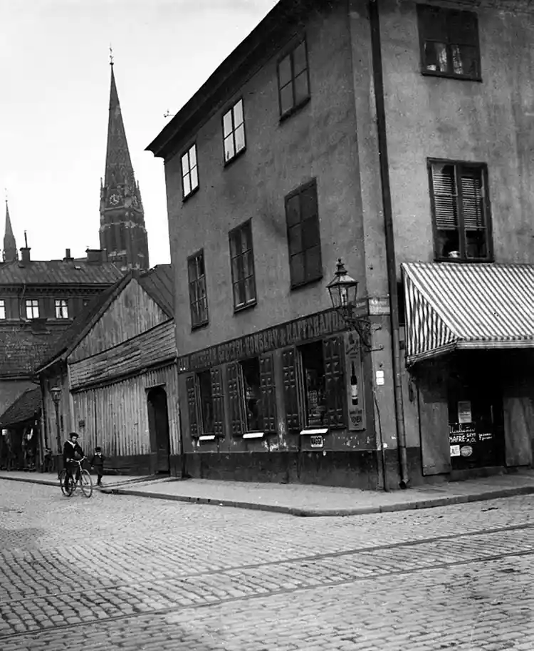 Kammakargatan österut från Stora Bastugatan (nu Sveavägen) med Johannes kyrka i fonden. T.h. Kammakargatan 11, kv. Moraset. En pojke cyklar.