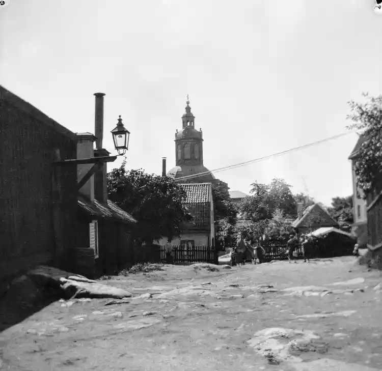 Kungsholms Kyrkoplan söderut mot Bergsgatan med Kungsholms kyrka i fonden.