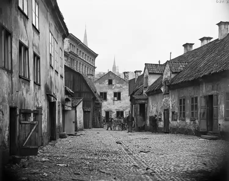 Landbyska verket, gårdsinteriör mot nordväst. I bakgrunden skymtar kvarteret Nedra Vätan.