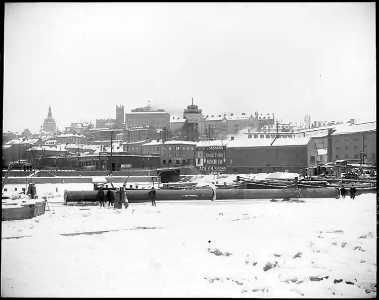 Rörläggning vid Slussen vintertid. I bakgrunden Södermalm