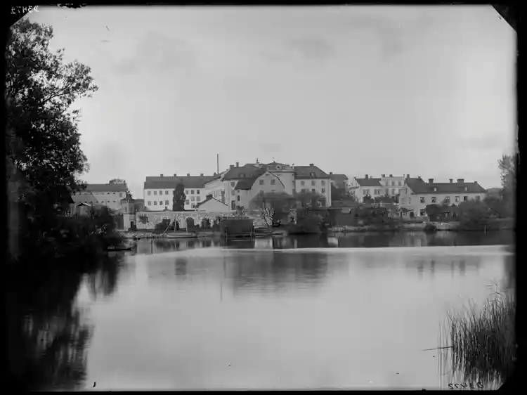 Fängelsebyggnaderna sedda från söder.