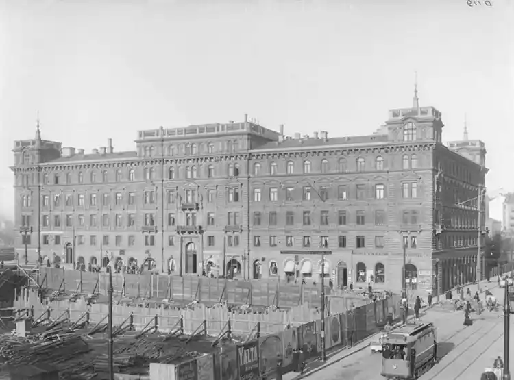 Lundbergska huset sett från Vasagatan. T.v. tomten där Oscarsteatern skall byggas