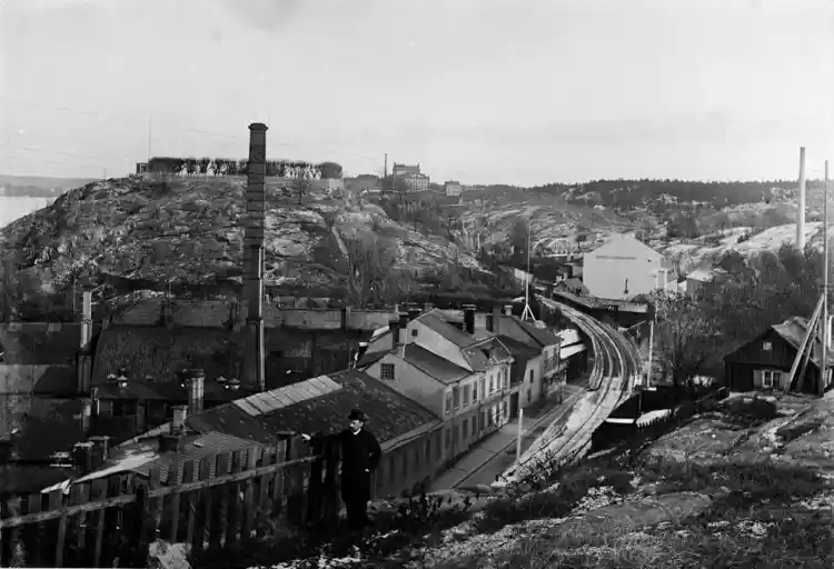 Utsikt från Åsöberget mot öster. Nedanför ligger Danviksgatan, Södra Varvet och Saltsjöbanan. I bakgrunden Fåfängan och Danviksbron.