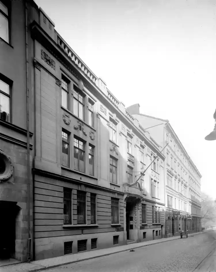 Arsenalsgatan 6, 4 och 2. Bankaktiebolaget Södra Sverige är inrymt i 3:e huset från höger.