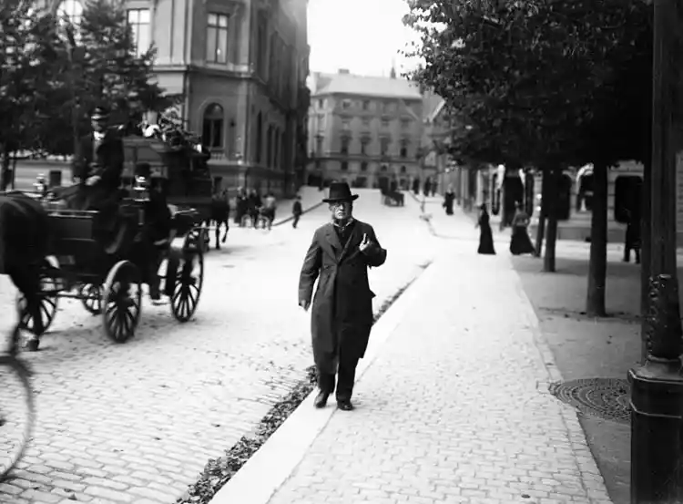 Arsenalsgatan. En man promenerar på trottoaren.