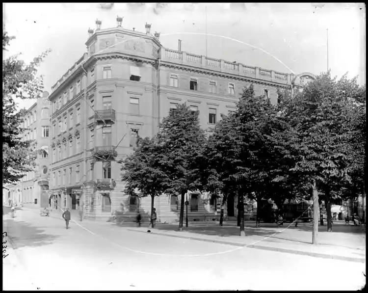 Hörnet av Arsenalsgatan och Kungsträdgårdsgatan.