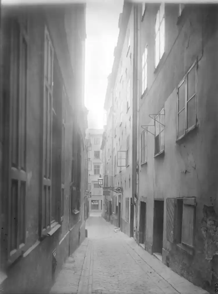 Sven Vintappares Gränd västerut från  Västerlånggatan, mot Stora Nygatan.