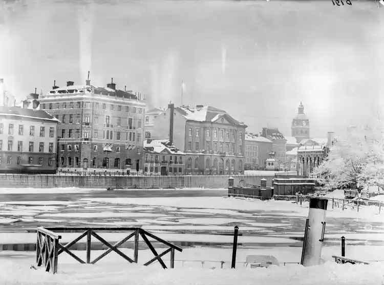 Strömgatan och Norrström från Riddarhuskajen.