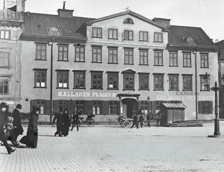 Källaren Flaggen vid Nybrohamnen 24 på 1890-talet. Då kvarteret Sjömannen. I dag år 2013 kvarteret Thalia vid Nybroplan.