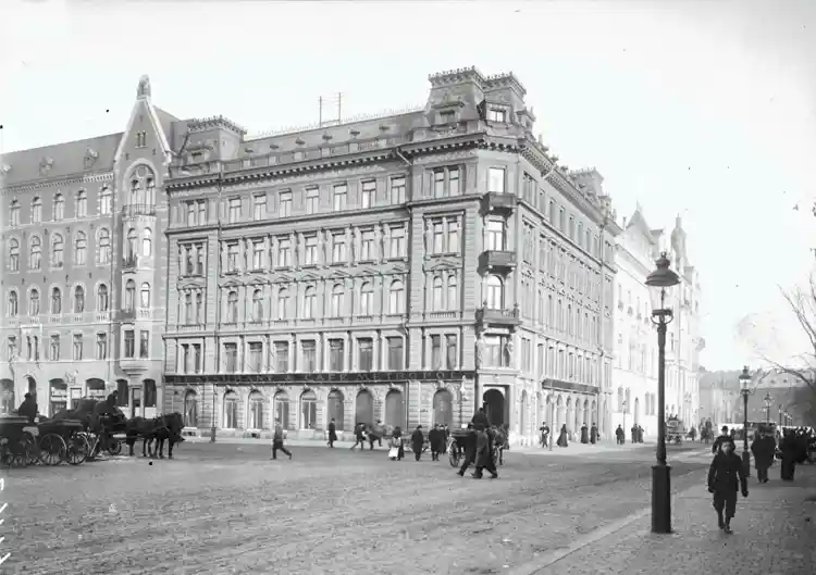 Restaurant och café Metropol, i hörnet av Norrmalmstorg 2 och Hamngatan 6.