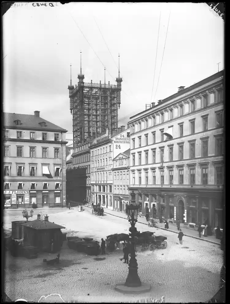 Brunkebergstorg med hästkärror. Telefontornet på Malmskillnadsgatan 32