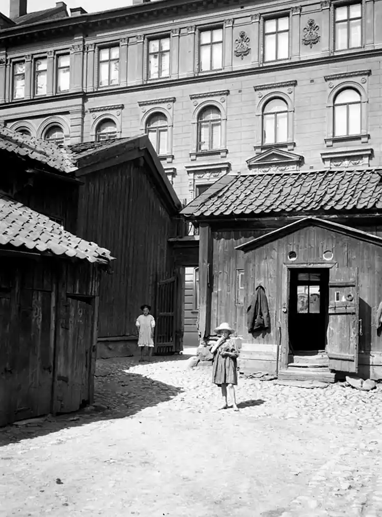 Barn på gården till Kammakargatan 25.