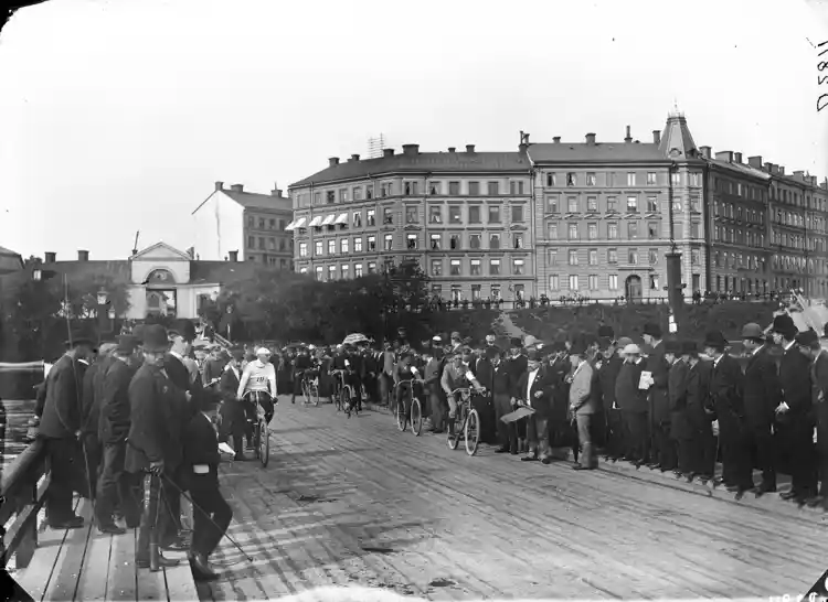 Gamla Liljeholmsbron, Hornstull. Starten för velocipedåkningen (cykeltävlingen)