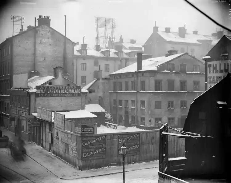 Biblioteksgatan 17 i hörnet av Lutternsgatan. Här ligger nu Kungsgatan 1. En telefongalje på hustak i bakgrunden.