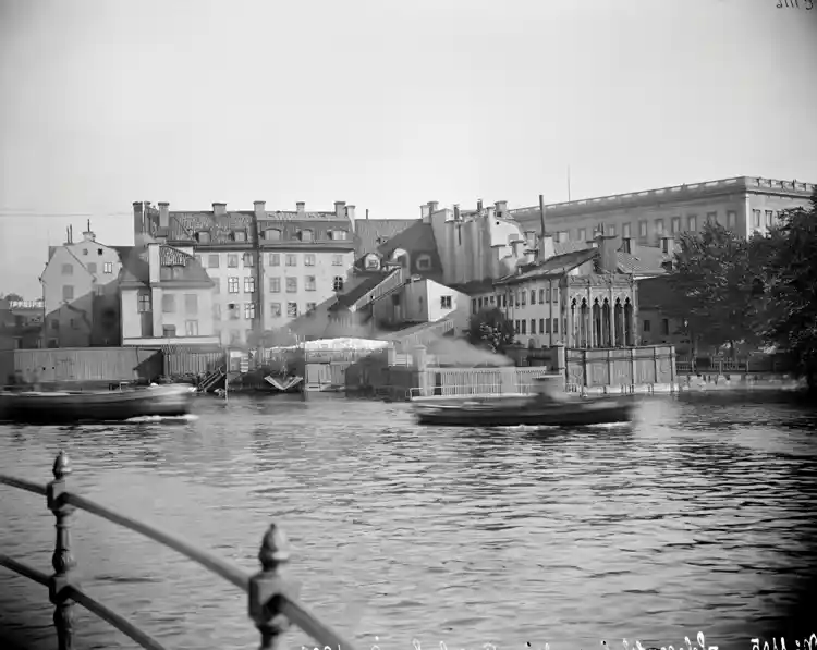 Helgeandsholmen, från väster, med Lorentz´ska badinrättningen