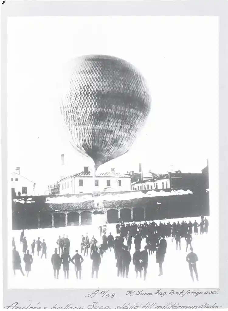 Andrées ballong Svea på Svea Ingenjörsbataljons gård.