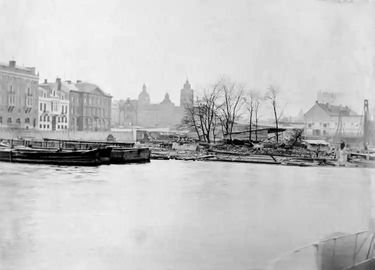 Vy över Helgeandsholmen från sydväst mot Gustav Adolfs Torg och den tillfälliga modellen av gamla slottet Tre Kronor på opreratomten uppförd i samband Gustav II Adolfs jubileet. Till vänster Strömgatan.