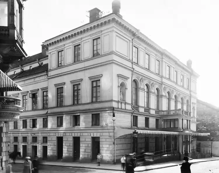 Svenska Teatern, Blasieholmsgatan 4 A i hörnet av Teatergatan.