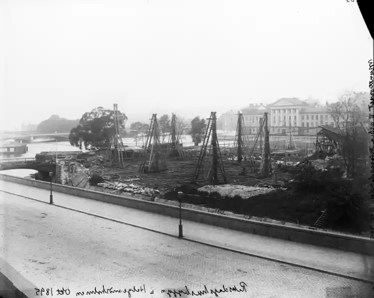 Grundläggning för Riksdagshuset på Helgeandsholmen från Slottskajen