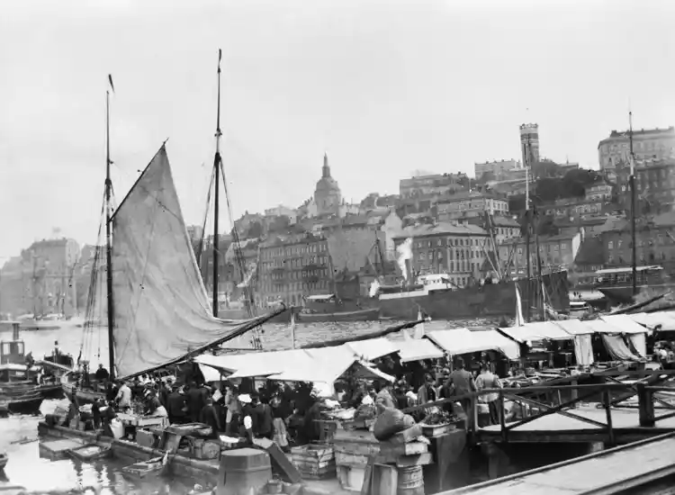 Fiskarhamnen med Södermalm i bakgrunden.