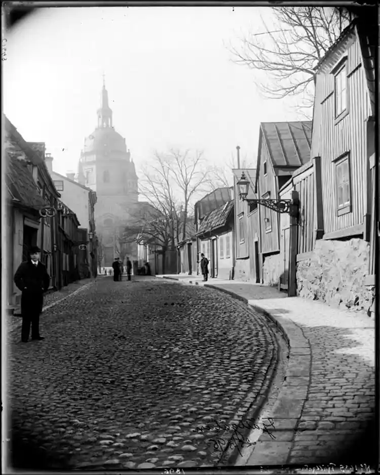 Fjällgatan västerut från nr 15. Katarina kyrka i bakgrunden