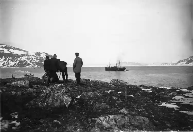 Platsen för ballonghuset markeras. Andrée till vänster och sannolikt Ekholm till höger.