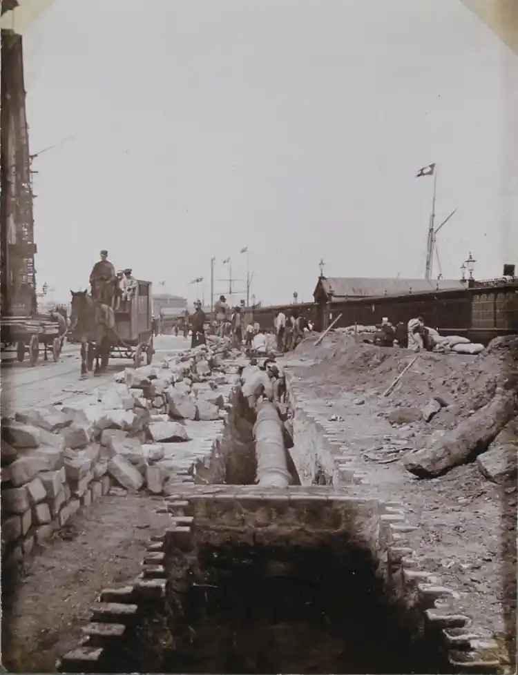 Skeppsbron. Gasledning 1896