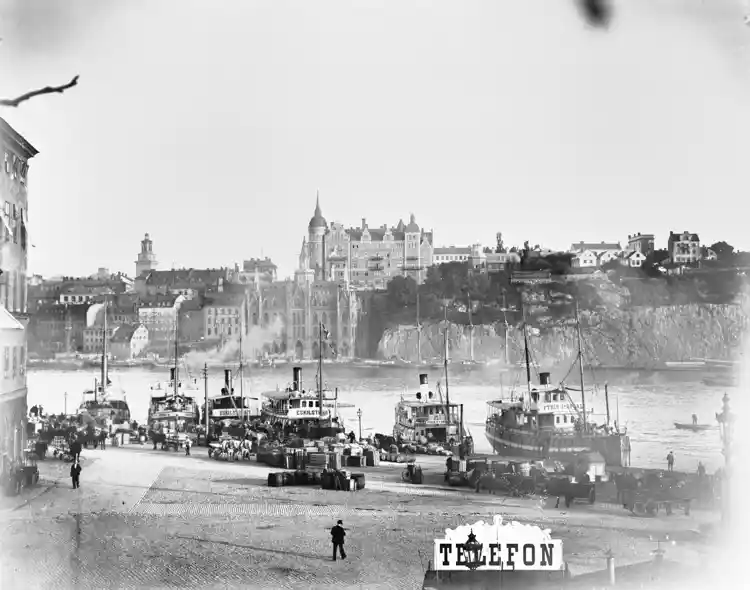 Södra Riddarholmshamnen med Mariaberget och Södermalm i bakgrunden.