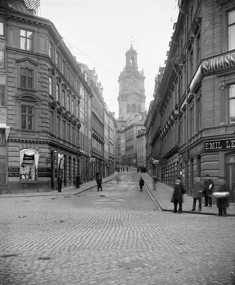 Storkyrkobrinken från Riddarhustorget. Storkyrkan i fonden.