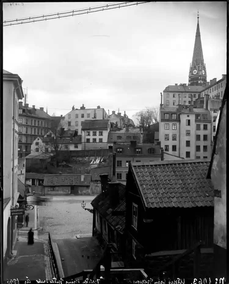 Vy från Iversons Gränd mot väster över Roslagstorg.