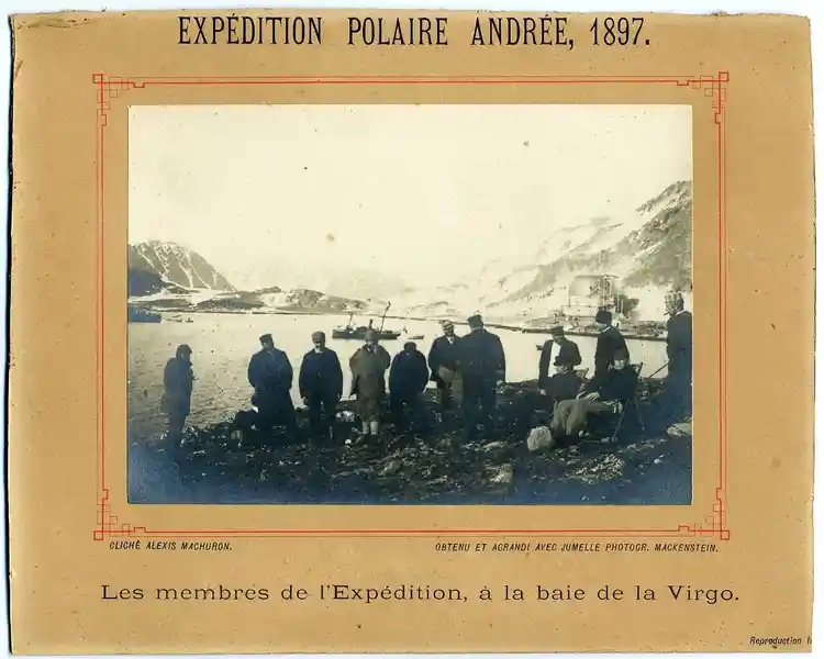 "Les membres de l'Expedition, à la baie de la Virgo." Tyskt besök på Danskön från fartyget Express: Violet, Ehrensvärd, Strindberg, Lerner, Celsing, Fraenkel, Lembke, Meisenbach, Stake, Stadling, Andrée, Swedenborg.
