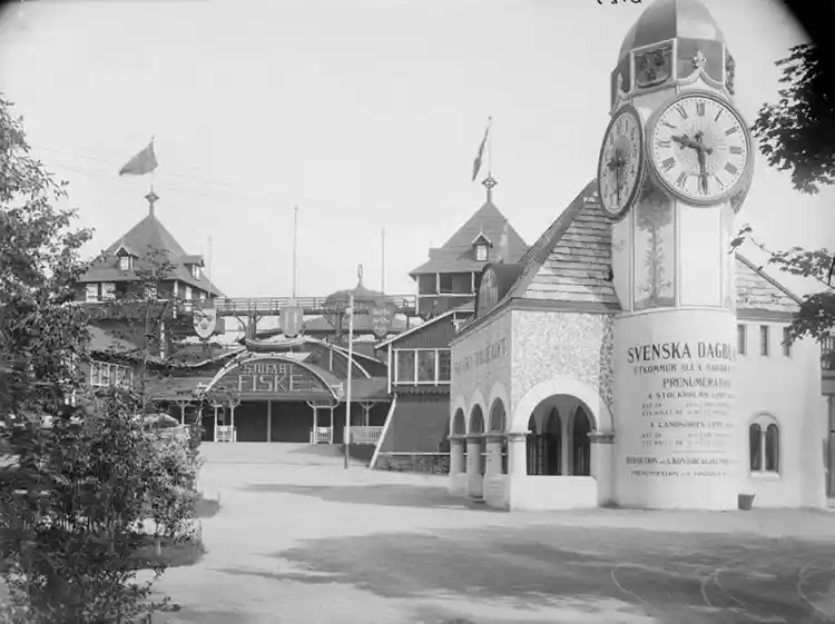 Stockholmsutställingen 1897. Utställningsbyggnad för sjöfart och fiske i bakgrunden.