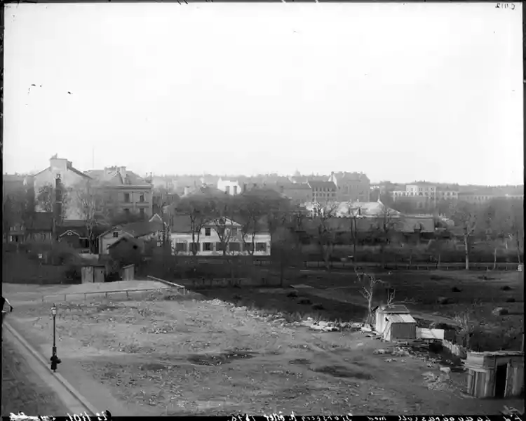Utsikt över Ladugårdslands tull. Nuvarande Karlaplan.