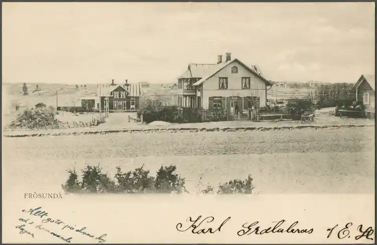 Frösunda station, med stationshuset i bakgrunden.