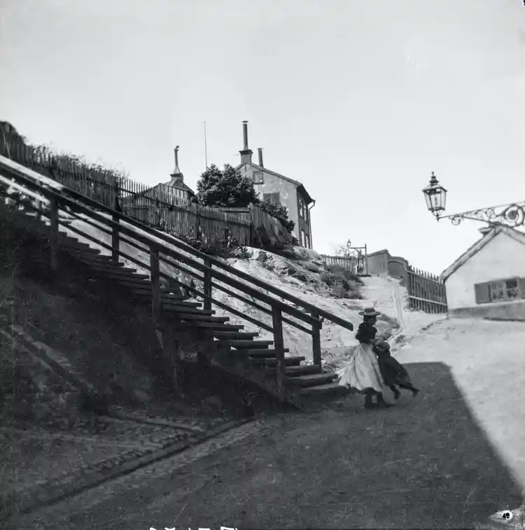 Trappor från Östra Kvarngränd mynnar i norr vid Kaplansbacken 15. Vid foten av trappan två barn. Här ligger numera Jeppes Trappor. Senare kv. Rubinen, nu kv. Stadsarkivet.