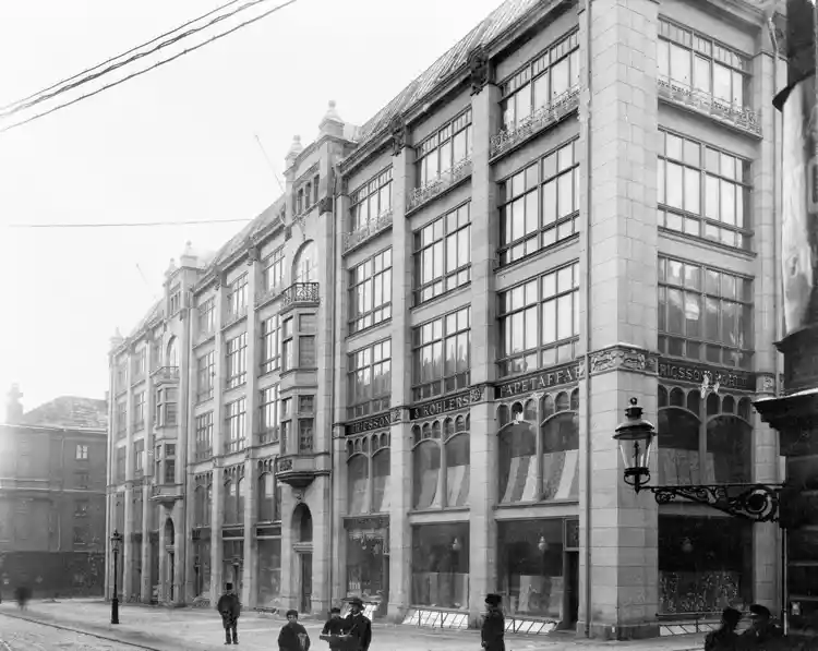 Hamngatspalatsets fasad, Hamngatan 5.