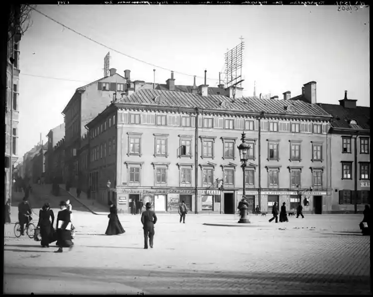 Nybrogatan norrut från Nybroplan samt Nybrohamnen 26