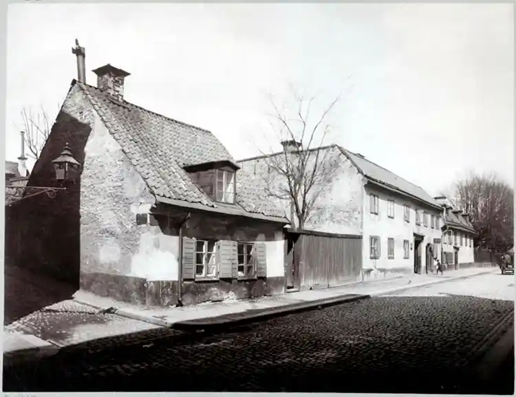 Brännkyrkagatan 72, Stora Hargränd till vänster.