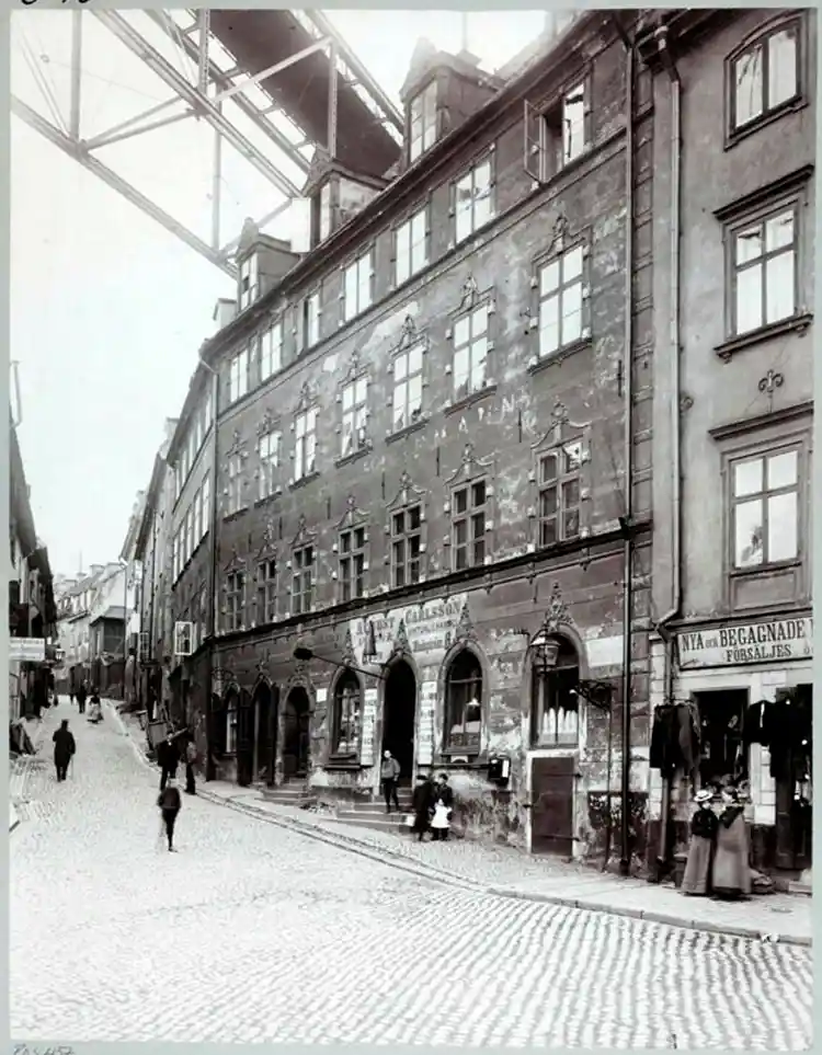 Stora Glasbruksgatan österut från Peter Myndes backe. Högt över gatan syns gångbron till Katarinahissen