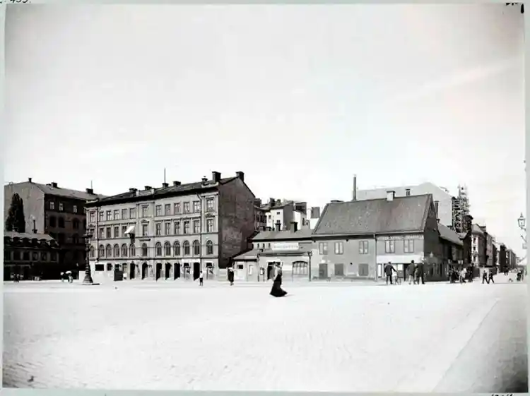 Ladugårdslandstorg åt norr med Sibyllegatan t.h.