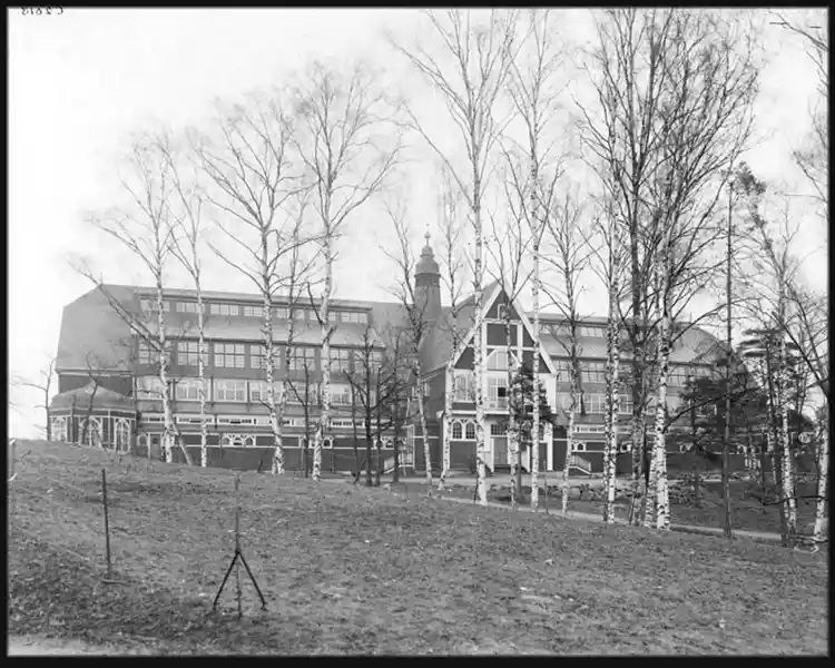 Tennispaviljongen vid Sturevägen (nuv. Lidingövägen) norr om Idrottsparken. Södra fasaden.