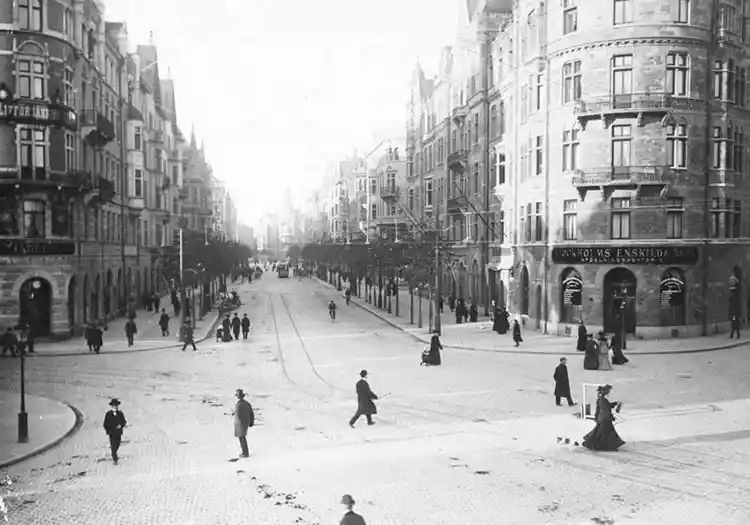 Birger Jarlsgatan sedd norrut från Nybroplan. I fonden Stureplan.