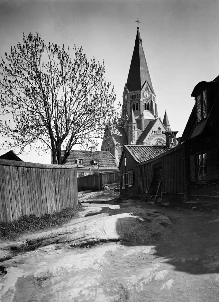 Bergsprängargränd österut från nr. 4 (t.h.). Sofia kyrka i fonden. Tidigare kv. Bondesonen Mindre, nuv. kv. Flintan.