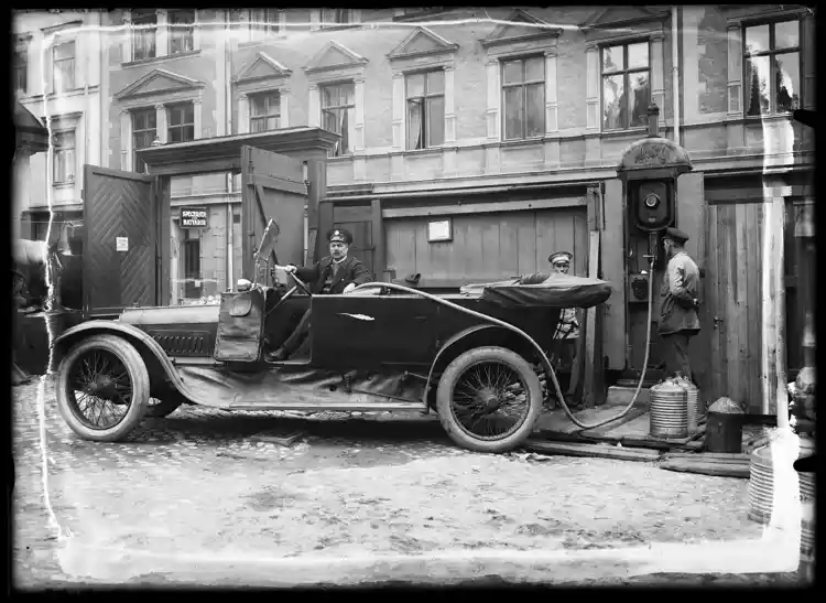 Grevgatan. Bensinstation på gården i kv Vildsvinet.