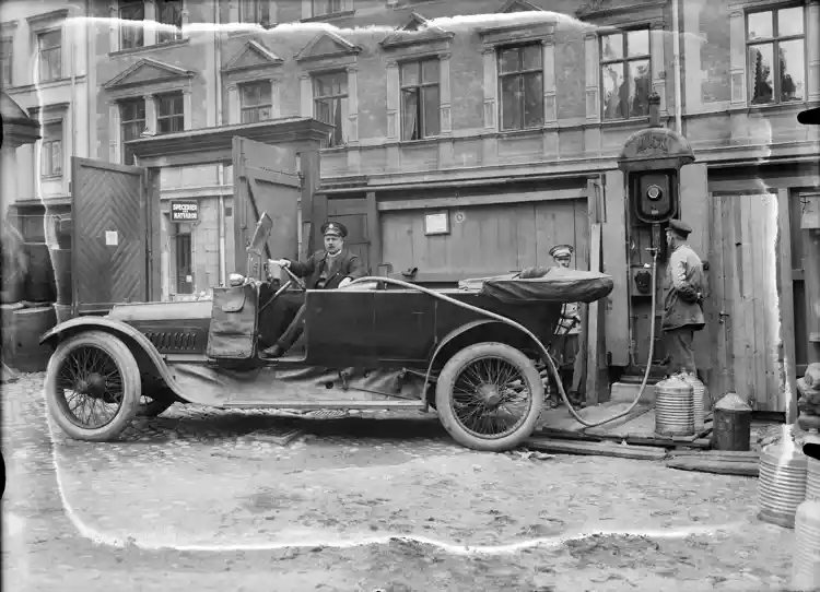 Grevgatan. Bensinstation på gården i kvarteret Vildsvinet.