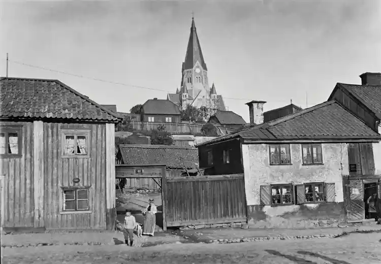 Nytorget 41 med Sofia kyrka i fonden.
