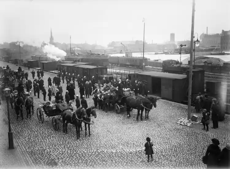 Begravningståg vid stationsområdet nära Norra Bantorget. I bakgrunden Klara kyrka, Kungsholmsbron och Gamla stan.