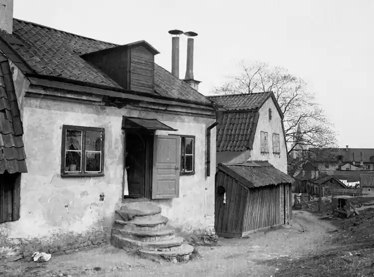 Västra Kvarngränd 14, vy österut. Sofia kyrkas torn anas i fonden. Senare kv. Milen, nuv. västra delen av kv. Kvadraten norr om Allhelgonagatan.